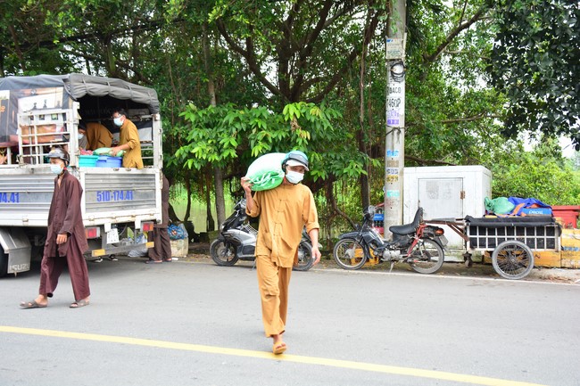 Continuing to support people in need in the Covid-19 pandemic of Hoang Phap Pagoda (series 4)